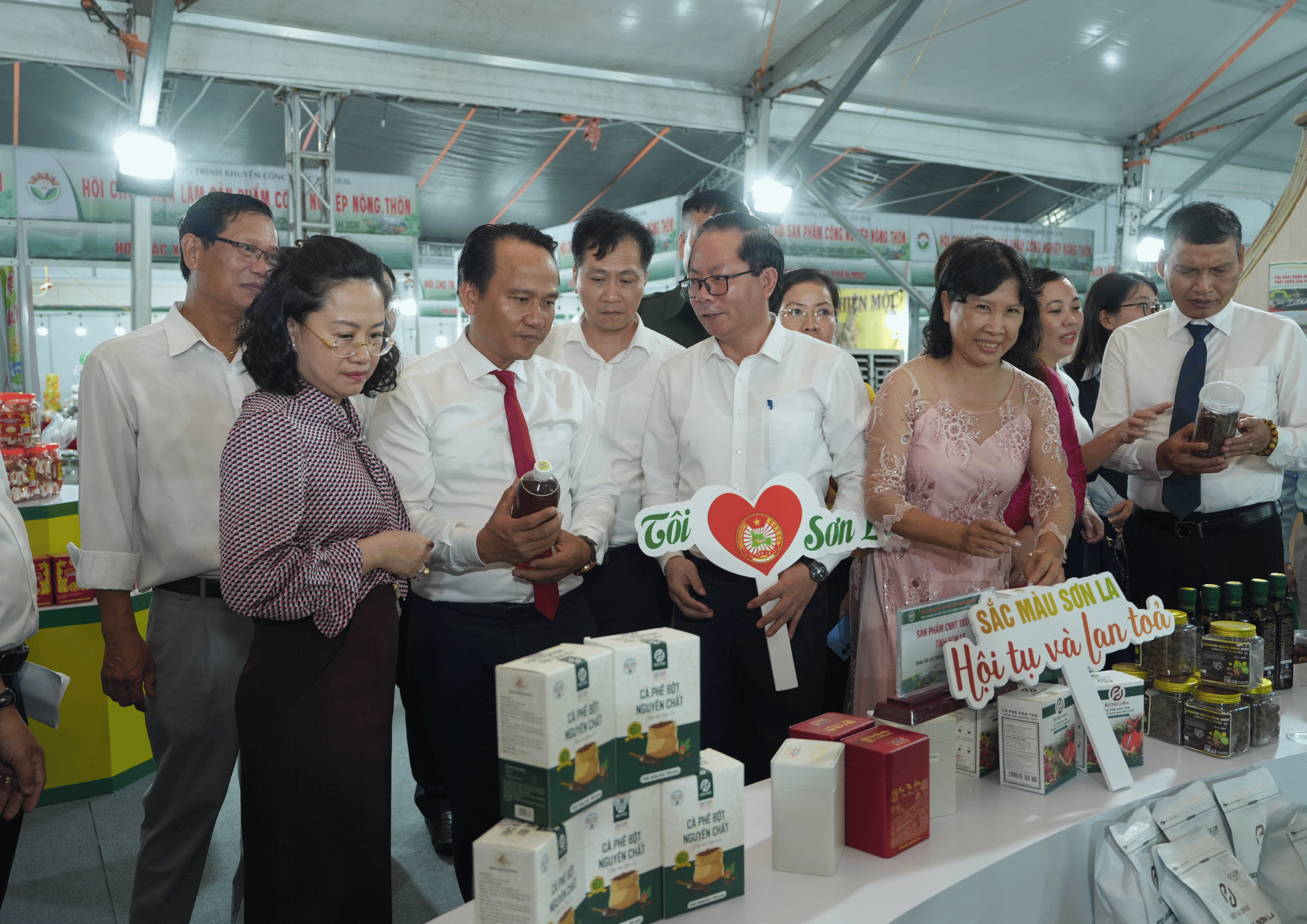 300 gian hàng cả nước hội tụ tại Đà Nẵng trong đêm khai mạc Hội chợ 