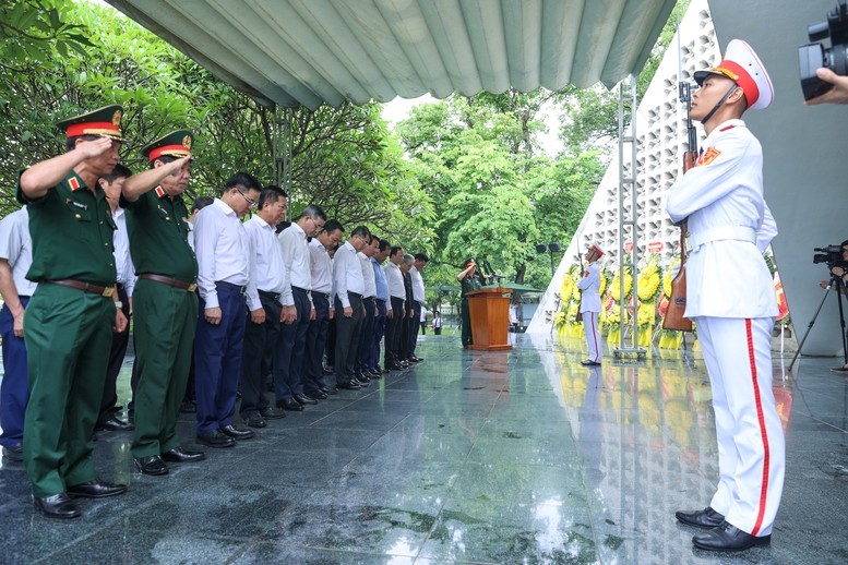 Thủ tướng Lê Minh Hưng tưởng niệm Chủ tịch Hồ Chí Minh, Đại tướng Võ Nguyên Giáp và các Anh hùng liệt sĩ tại Điện Biên Phủ