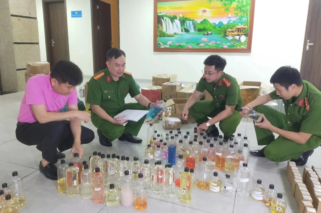 Hàng trăm chai nước hoa giả Chanel, Dior được chế từ cồn, hương liệu
