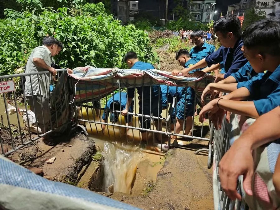 Chủ tịch Hà Nội yêu cầu làm rõ trách nhiệm cá nhân, tổ chức vụ nam sinh ngã xuống cống tử vong