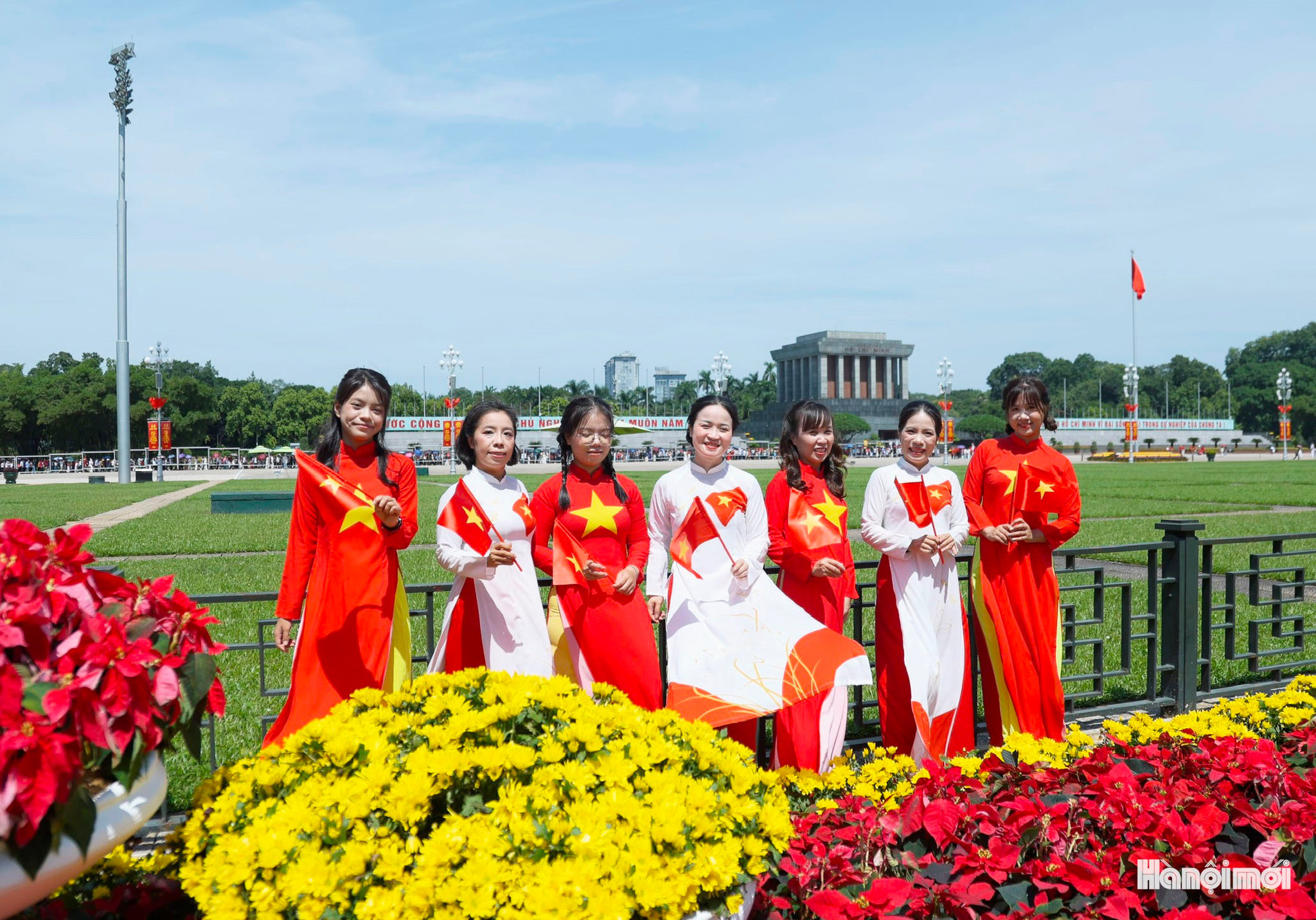 Sắc áo dài hòa cùng cờ đỏ sao vàng tại Quảng trường Ba Đình