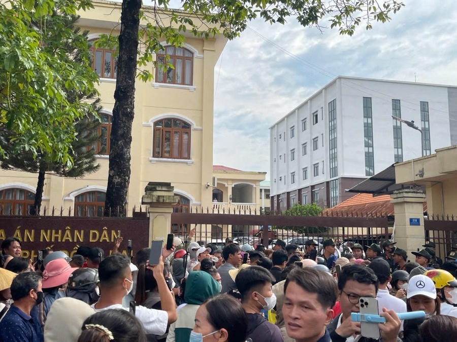 Hàng nghìn người tập trung trước TAND thành phố Đồng Nai trong ngày xét xử vụ án sát hại ba mẹ con