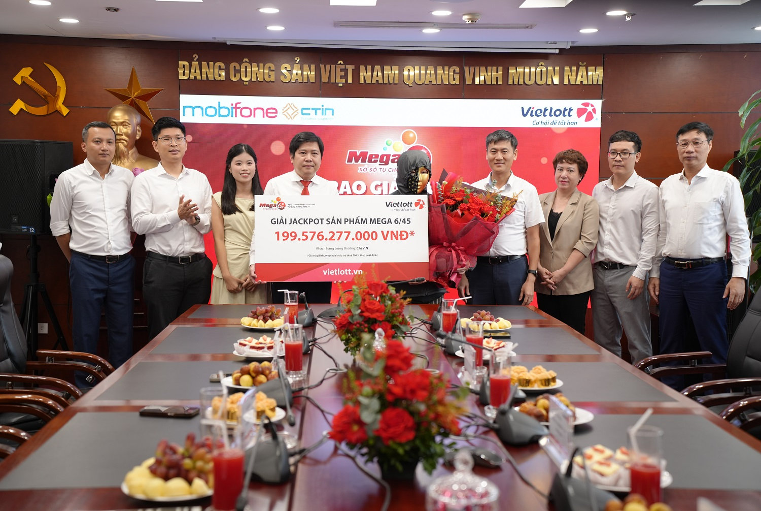 Người chơi nữ trúng thưởng lớn nhất của Vietlott trao tặng 5 tỷ đồng để làm an sinh xã hội