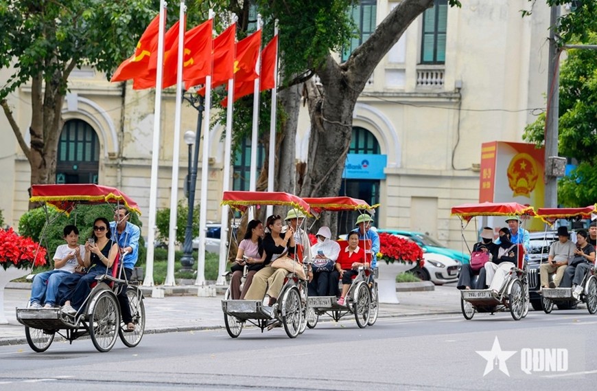 Miền Bắc giảm nhiệt sau đợt nắng nóng, Nam Bộ tiếp tục mưa dông