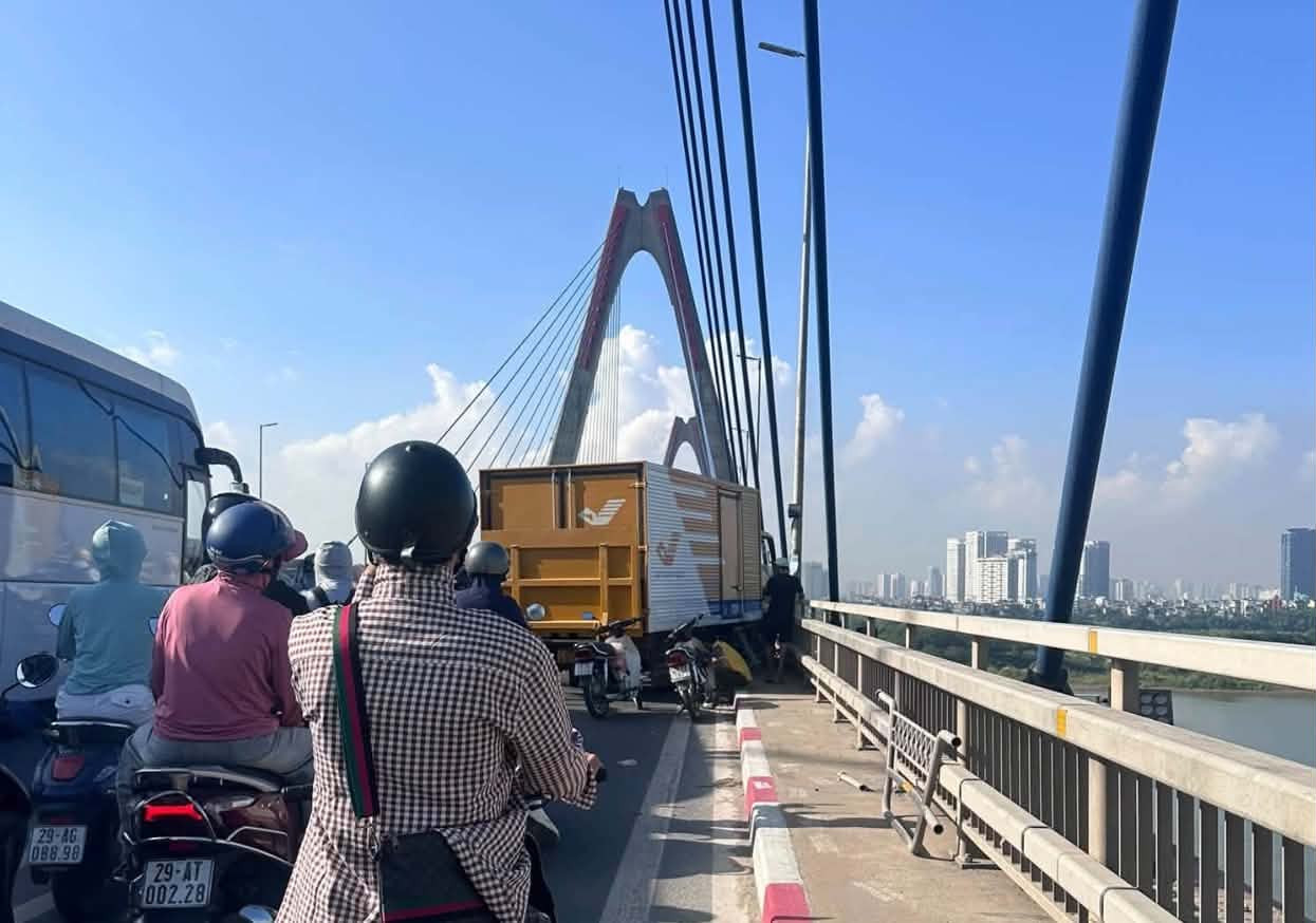 Xe thư báo lao qua dải phân cách gây ùn tắc trên cầu Nhật Tân